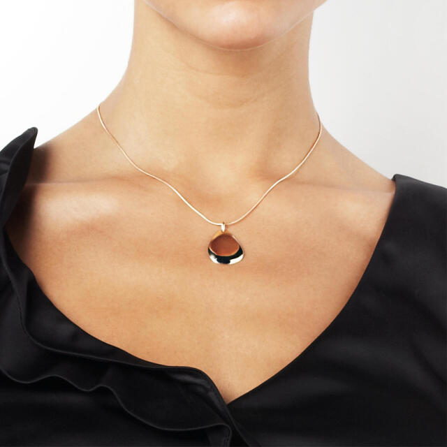 little-rose-petal-pendant-gold-necklace-efva-attling_11-101-00344_2